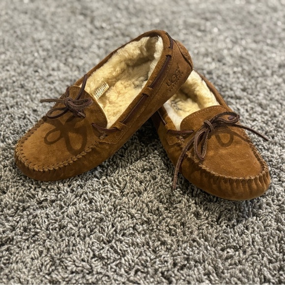 UGG Shoes - EUC practically brand new Ugh Dakota Slippers size 6